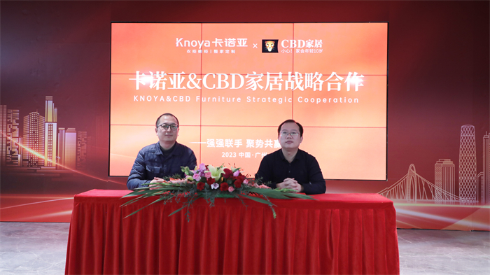 91视频免费观看销售中心副总经理曹崇慧(右)与CBD家居负责人签订合作协议