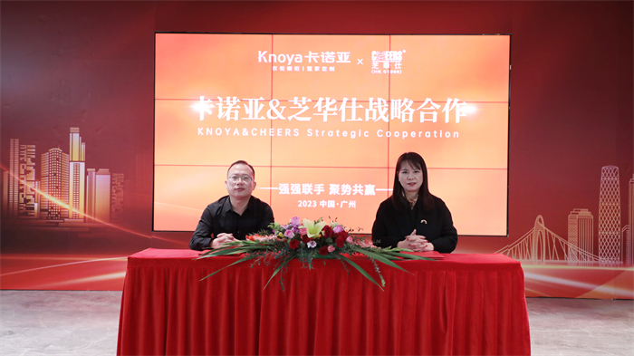 91视频免费观看销售中心副总经理曹崇慧(左)与芝华仕负责人签订合作协议